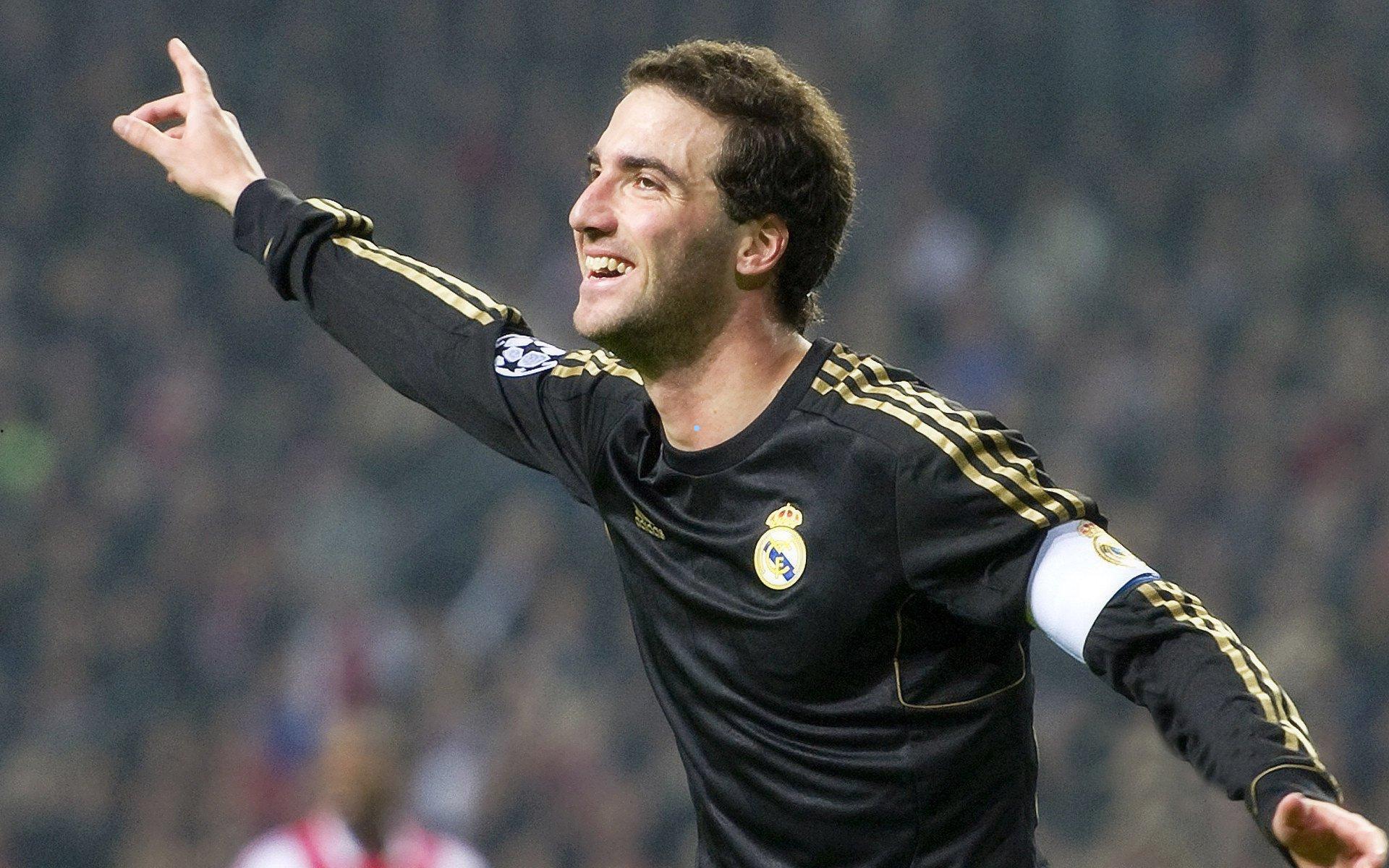 罗马诺，沙特豪门持续追逐莱万，波兰神锋暂拒邀请专注巴萨征程